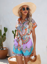 Kurzärmliger Shorts-Jumpsuit mit National-Print
